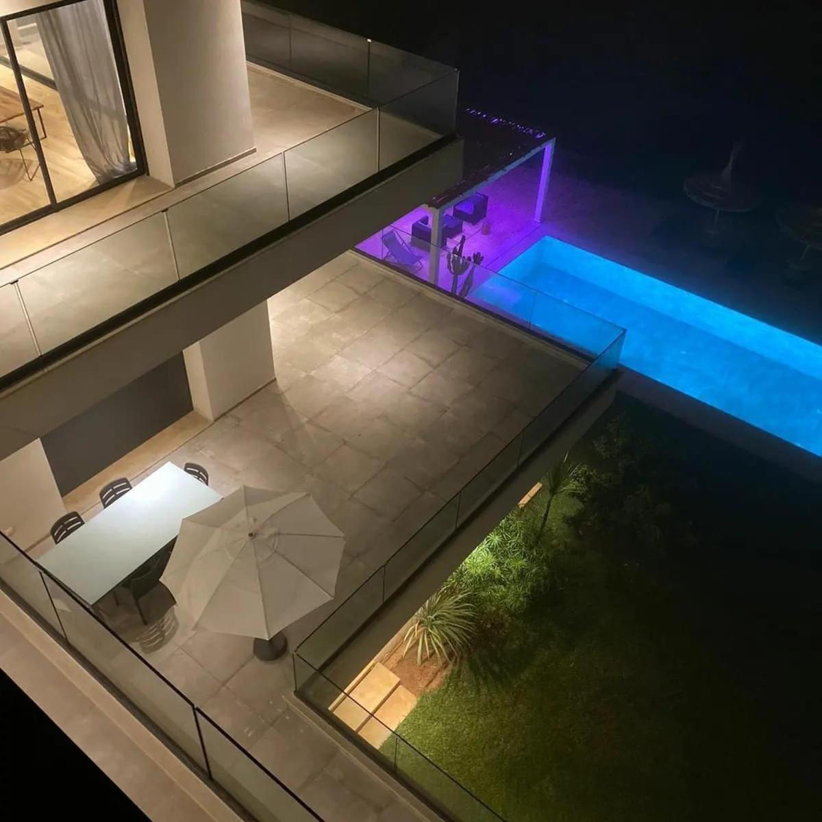 De Luxe Villa *